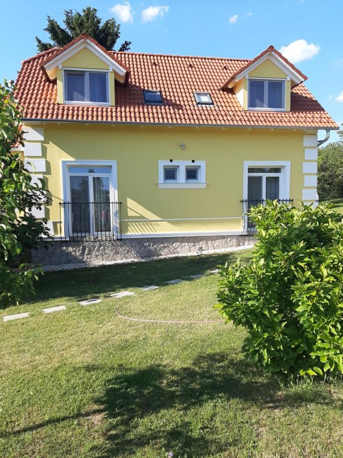 Kondics Apartmanhaz Шарвар Экстерьер фото