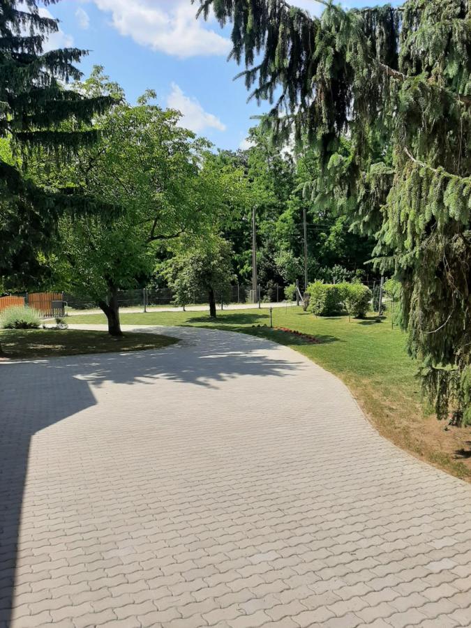 Kondics Apartmanhaz Шарвар Экстерьер фото