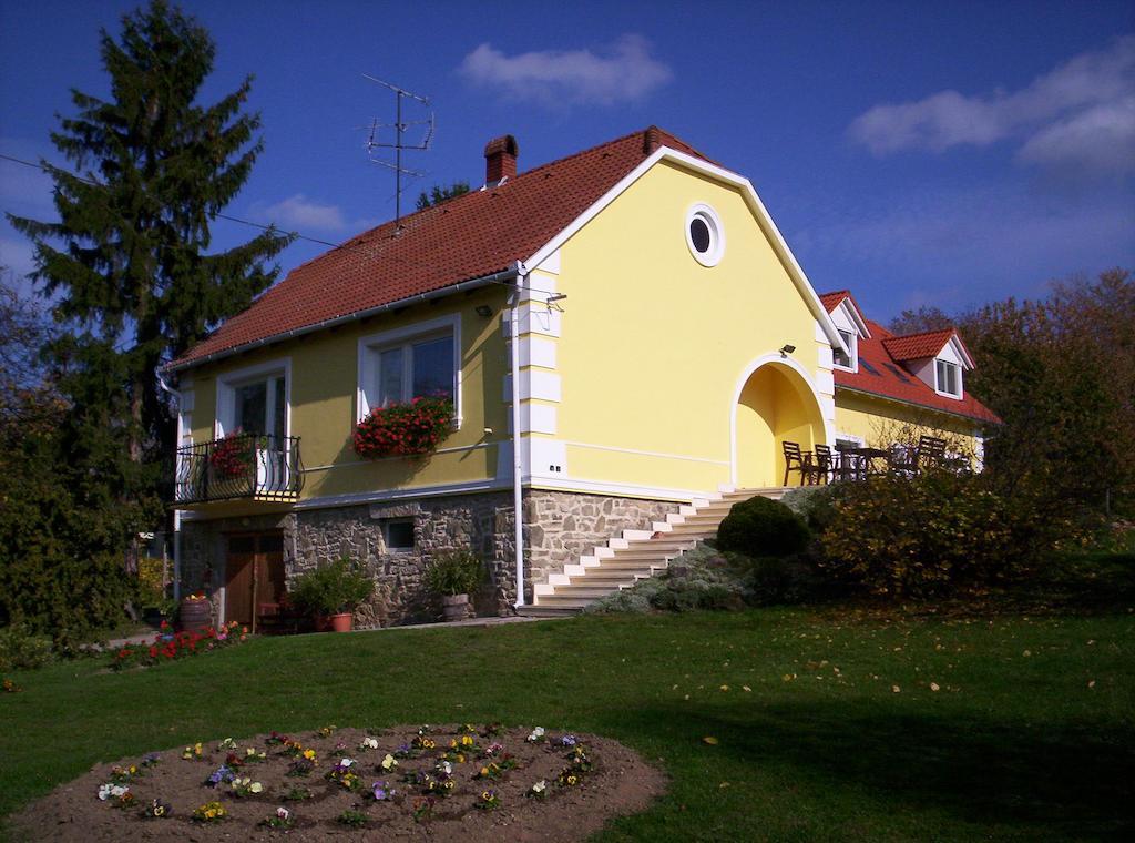 Kondics Apartmanhaz Шарвар Экстерьер фото