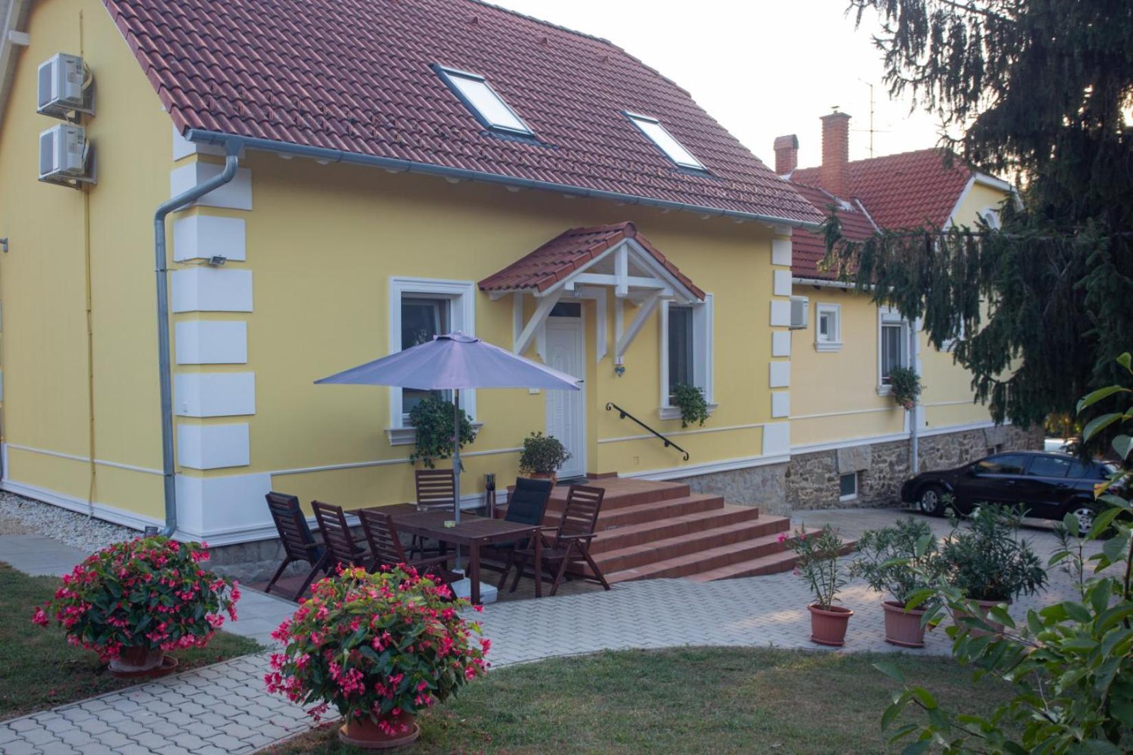 Kondics Apartmanhaz Шарвар Экстерьер фото