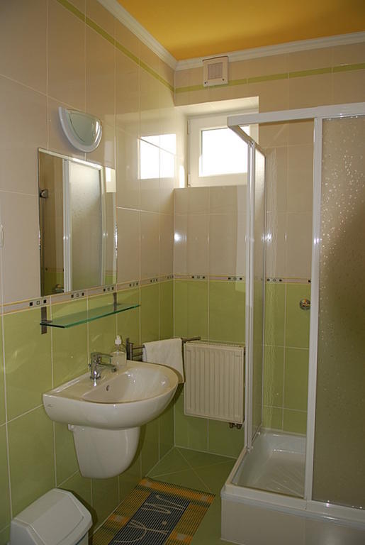 Kondics Apartmanhaz Шарвар Номер фото