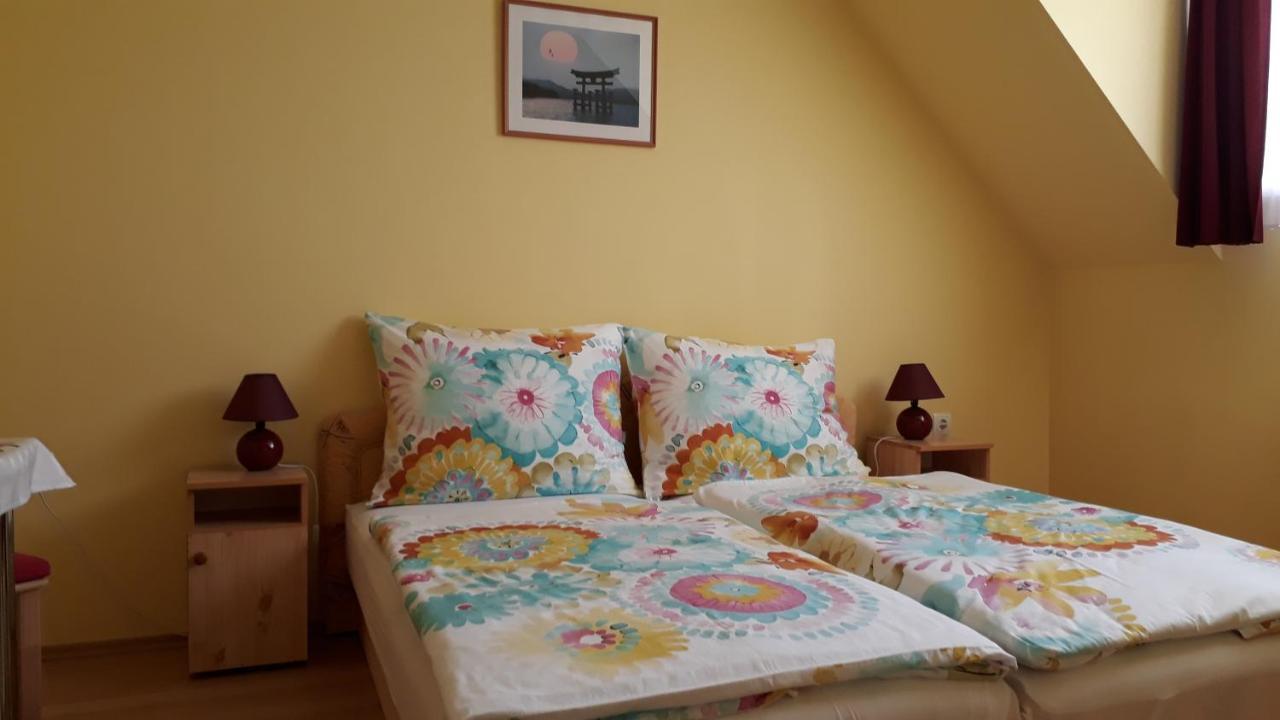 Kondics Apartmanhaz Шарвар Экстерьер фото